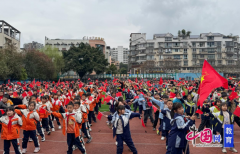 体同窗以全新的面孔、丰满的热情驱逐新学期