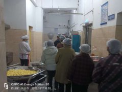 学校党支部、校长祝祁洪对食堂环境向炊事家委